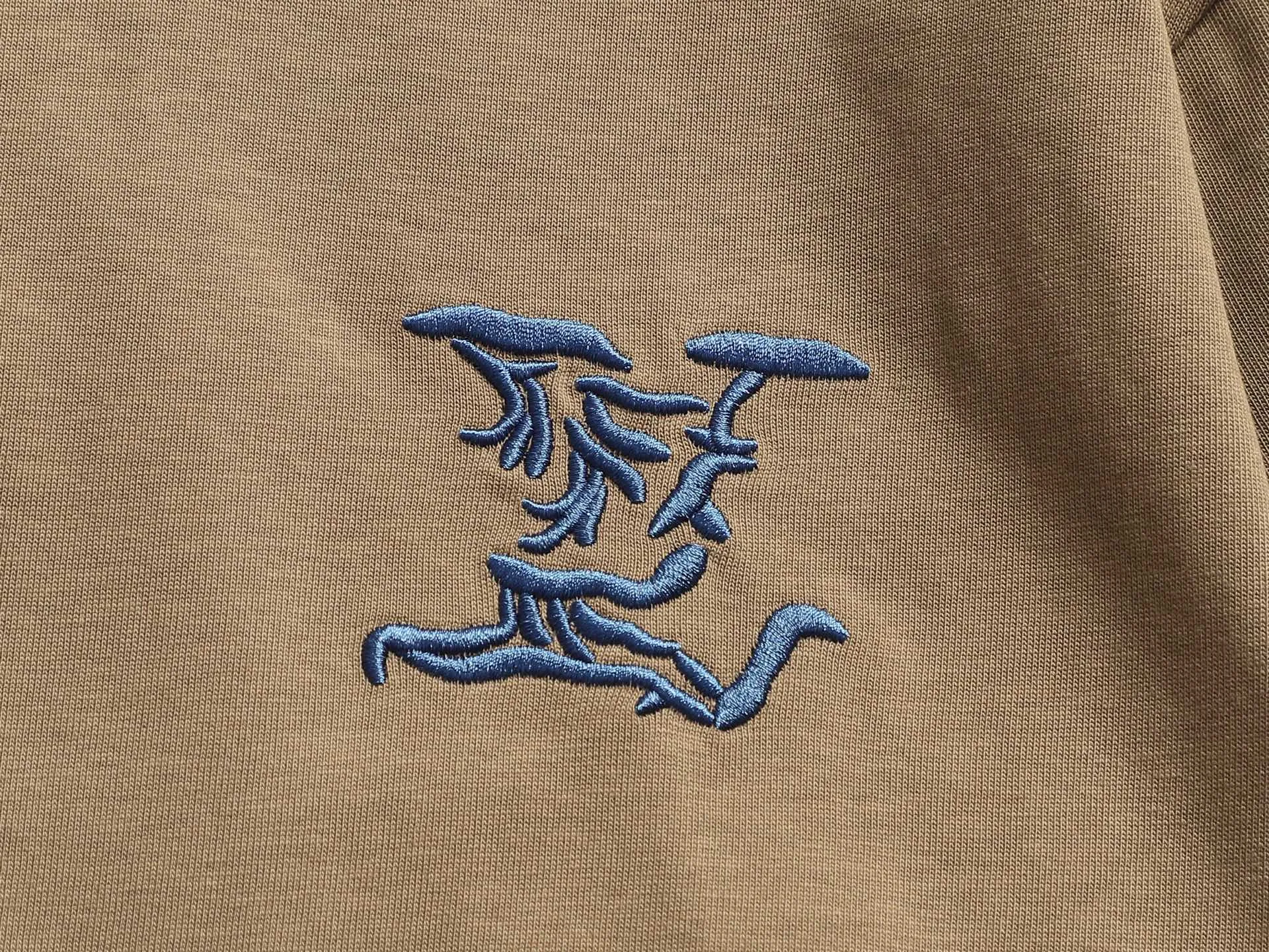 🅿️220 Louis Vuitton/Louis Vuitton High-end craftsmanship 1,000-needle embroidery. The large logo is exquisitely upgraded, inspired by the retro embroidery of the 1980s. Original fabric. Official same style. Short-sleeved T-shirt. Same vat dyed fabric. Very comfortable to the touch. The latest brick cabinet synchronization for spring and summer. Fashionable and personalized. Super versatile and good-looking. Very suitable for both men and women. A must-have for everyone. Hang tag. Collar label. Washed wheat. Complete with three labels. Color: black, white, khaki. Size: S M L XL |